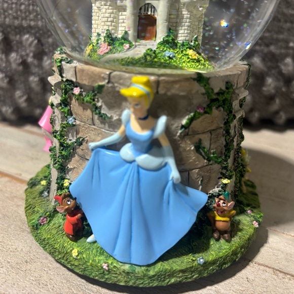 ❤️Vintage Hallmark Disney Princess Musical Snow Globe - Picture 7 of 8